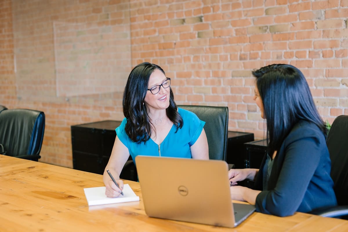 Entretien d'embauche en PME – responsable RH et candidate autour d'une table