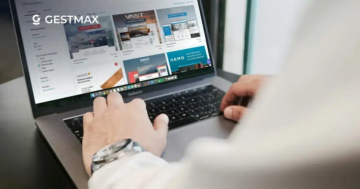Recruteur consultant des annonces d'emploi sur un ordinateur portable, publiées grâce à la multidiffusion avec un ATS