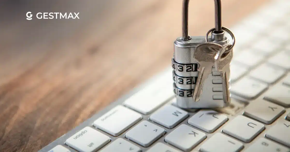 Cadenas et clés posés sur un clavier, symbole de la protection des données candidats exigée par le RGPD